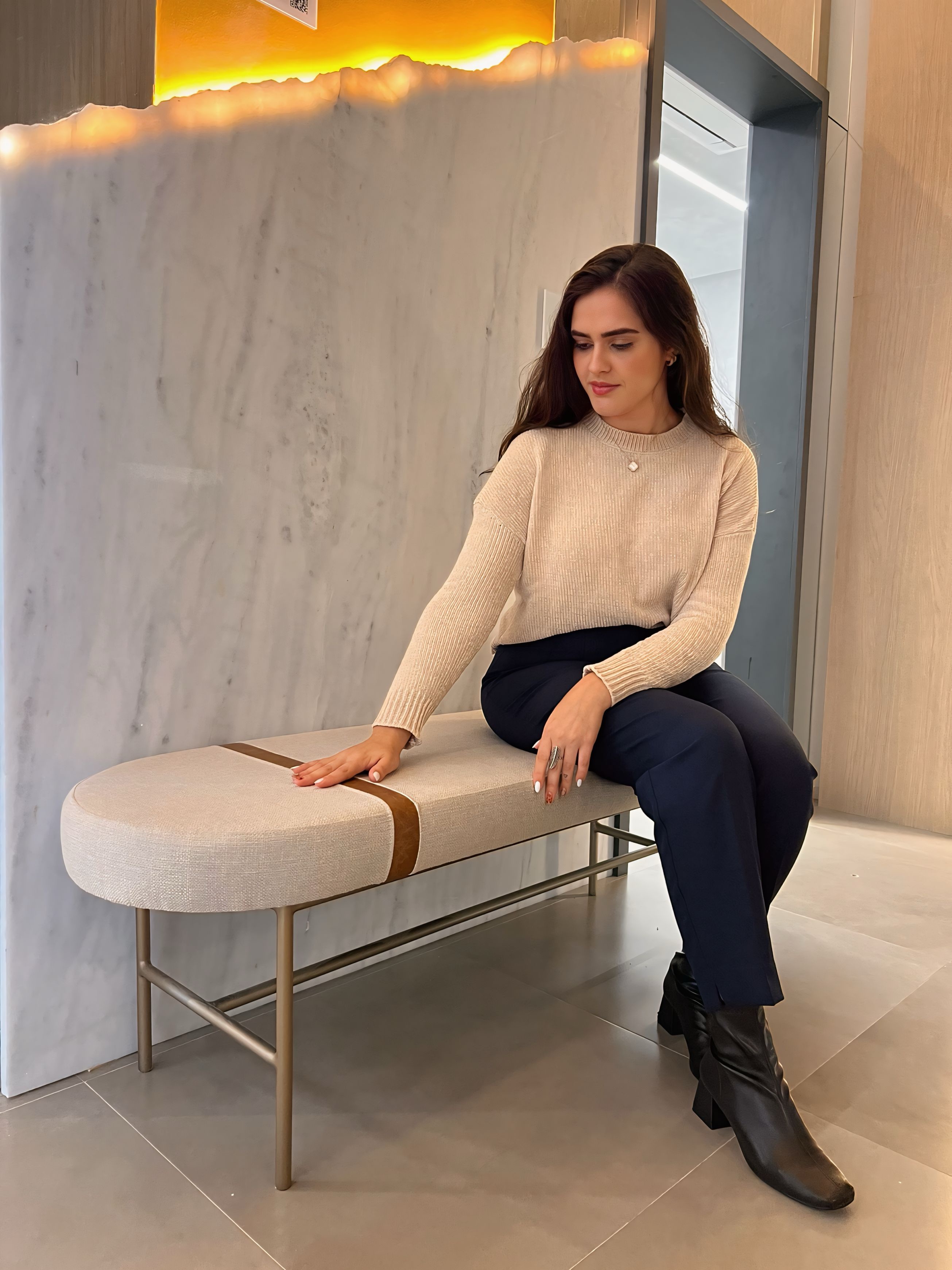Ketlin Germiniani em showroom de design