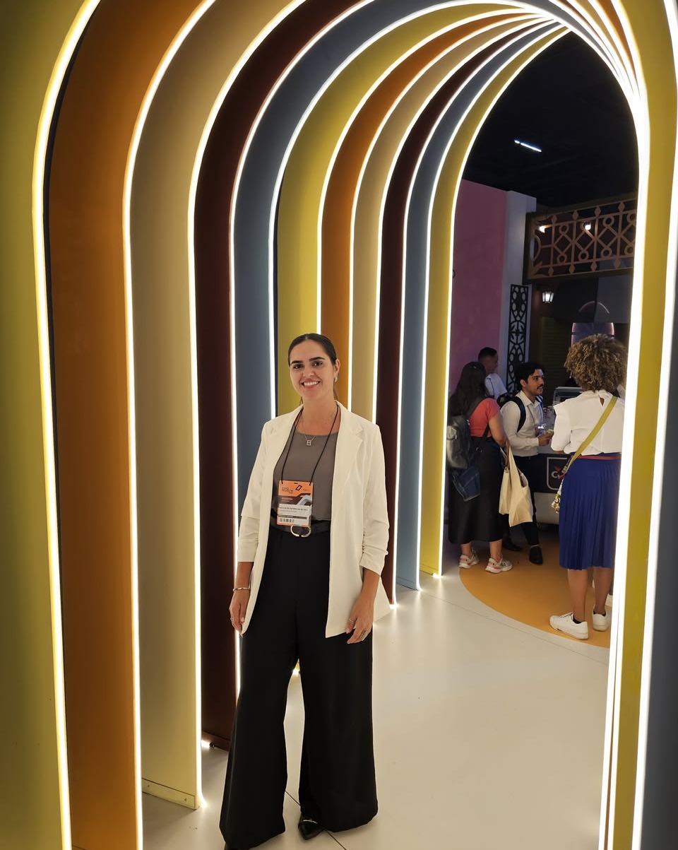 Ketlin Germiniani em feira de design de interiores em São Paulo